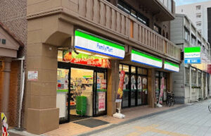コンビニ　ファミリーマート小浦桜川一丁目店（コンビニ）まで501m