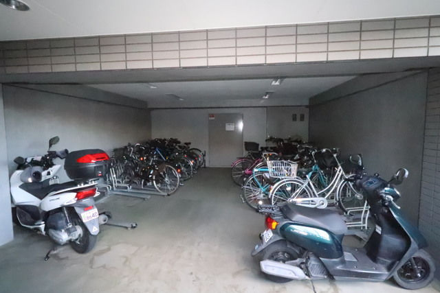 その他　雨の日でも安心して止められる屋内駐輪場です♪