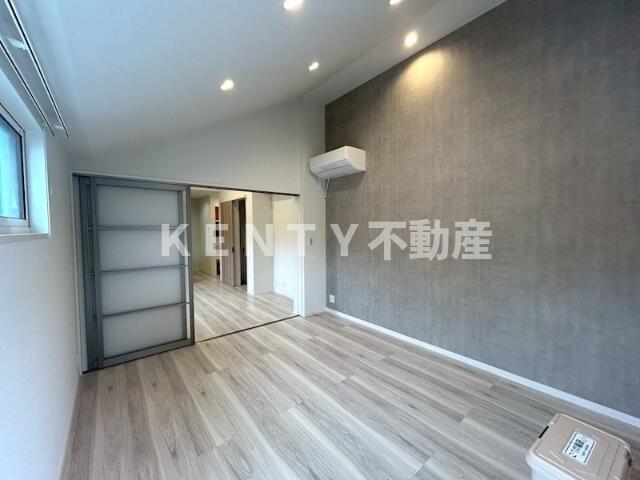 その他部屋・スペース　落ち着いた色調の寝室です