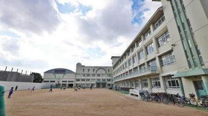 小学校　灘の浜小学校（小学校）まで497m