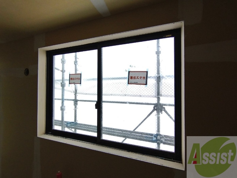 バルコニー　大きな窓がありますので風通しが良さそう。