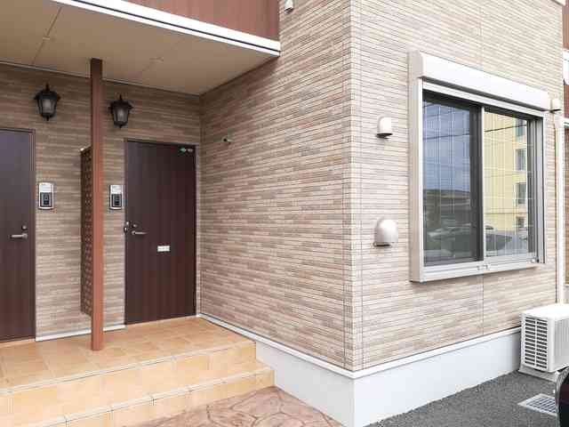 エントランス　落ち着いたエントランスです