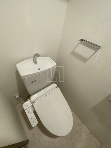 トイレ　レオンコンフォート本町クレセント　温水洗浄便座