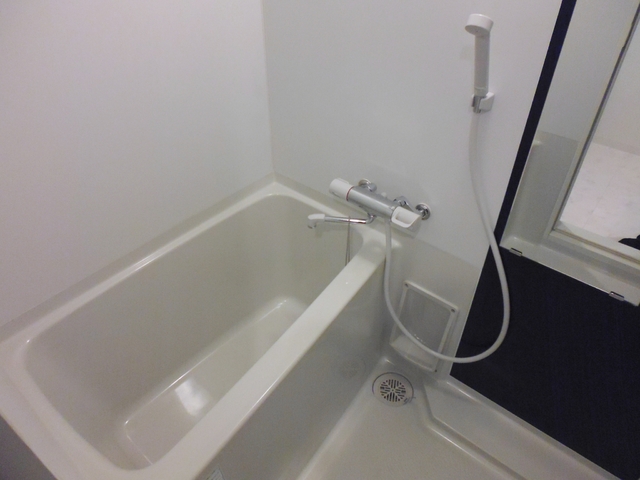 バス・シャワールーム　大きな鏡付きのバスルームです。
