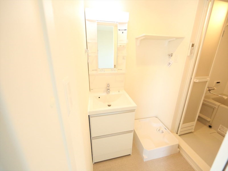 洗面設備　脱衣所　独立洗面台（シャンプードレッサー付）　同仕様写真