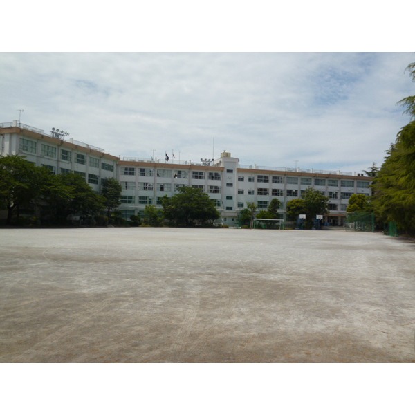 中学校　江戸川区立鹿本中学校（中学校）まで438m