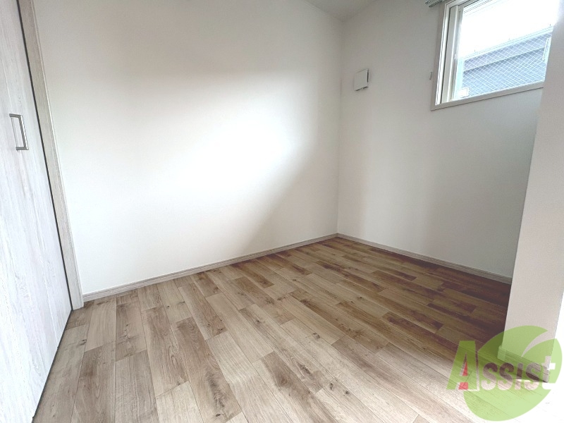 その他部屋・スペース　２．７帖の寝室になります。家具を置いても狭く感じないです。