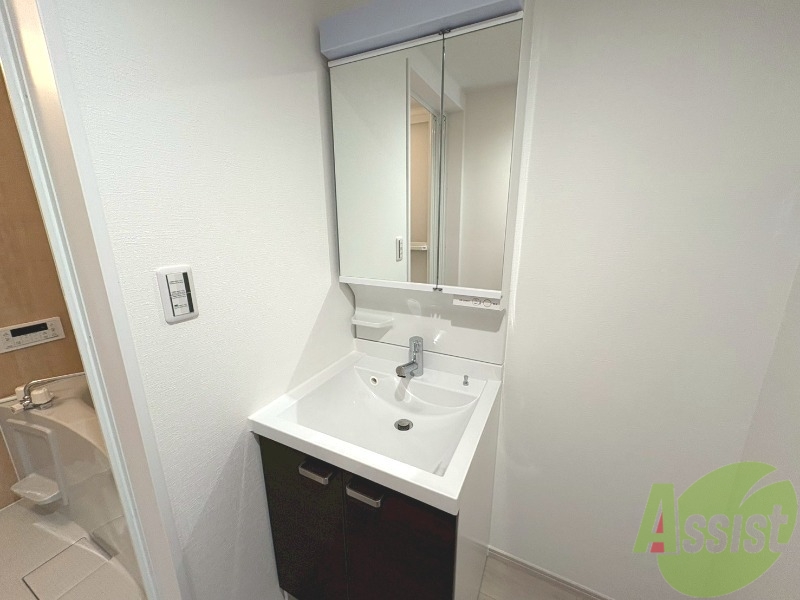 洗面設備　浴槽が広いので日々の疲れも癒されますね。