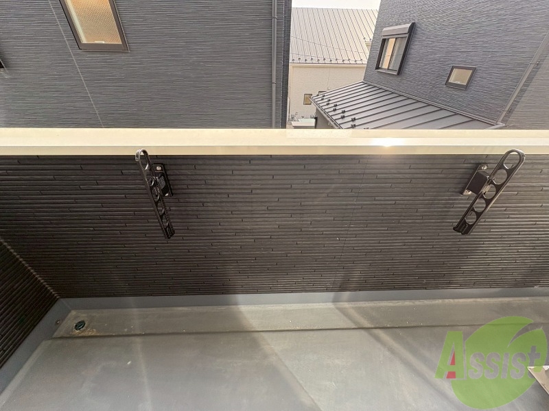 バルコニー　バルコニーがあるので洗濯物が干せますね。