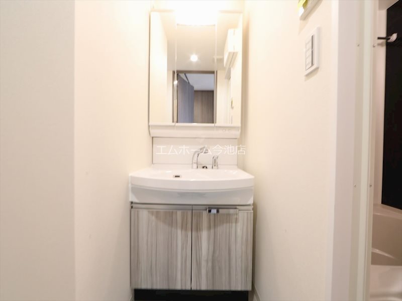 洗面設備　脱衣所　独立洗面台（シャンプードレッサー付）