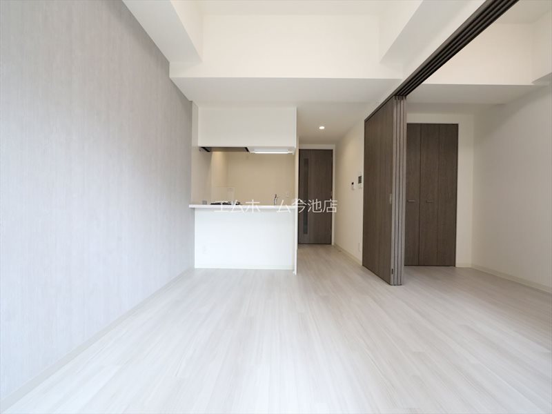 居室・リビング　LDK10.0帖　エアコン付　バルコニーに面しています