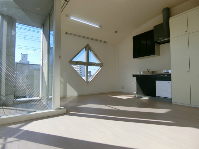 居室・リビング　東南角部屋で明るく広い洋室9.5帖