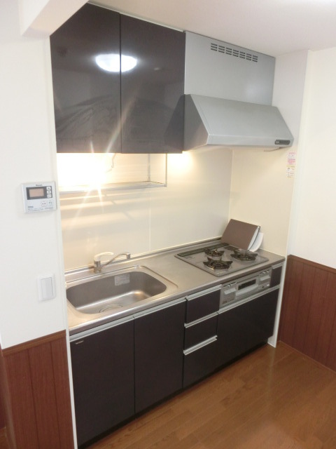 キッチン　ガスコンロ３口グリル付きのシステムキッチンです。