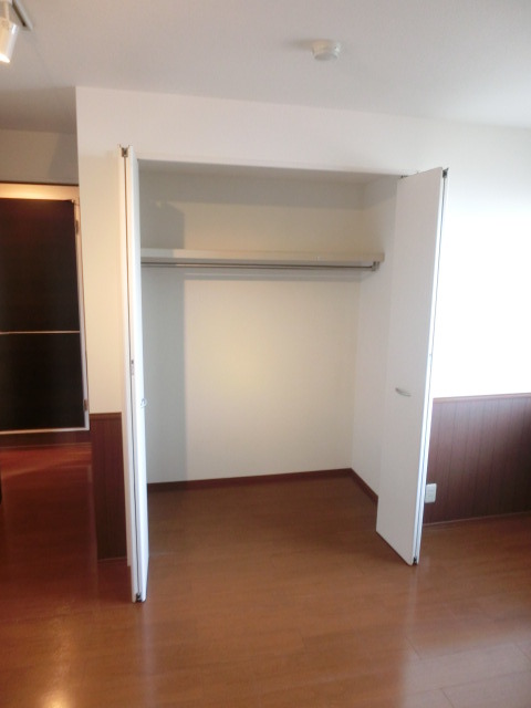 収納　奥行きもあってとても広いクローゼットです。