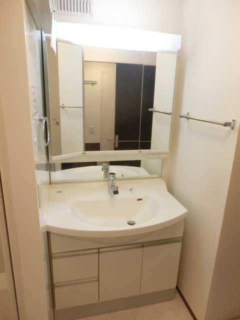 洗面設備　３面鏡の洗面化粧台で朝も安心です。