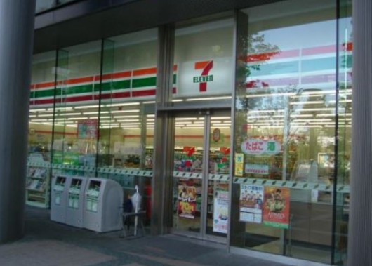 コンビニ　セブンイレブン　中央区八丁堀４丁目店（コンビニ）まで411m