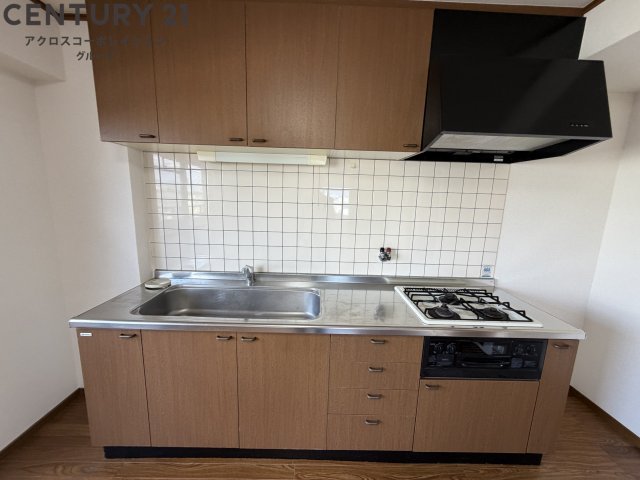 キッチン　収納がたくさんの3口ガスコンロ付きのキッチン