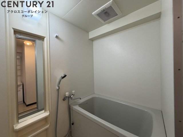 バス・シャワールーム　シンプルな浴室