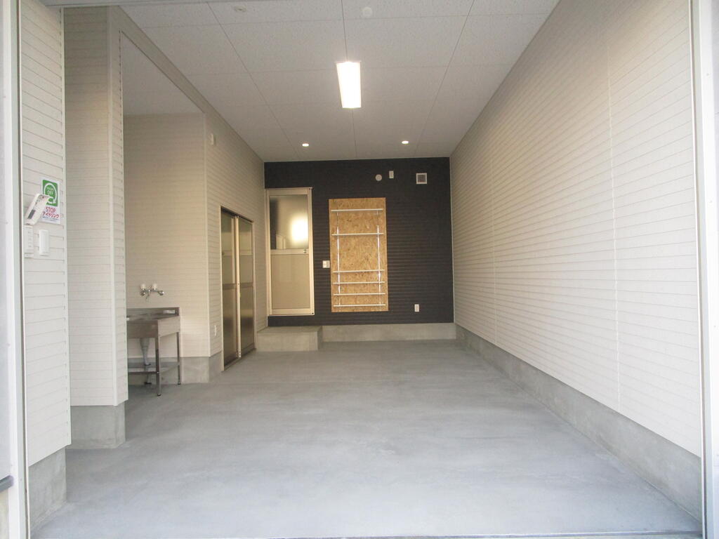 駐車場　間口約3ｍ、奥行き約6ｍのガレージ