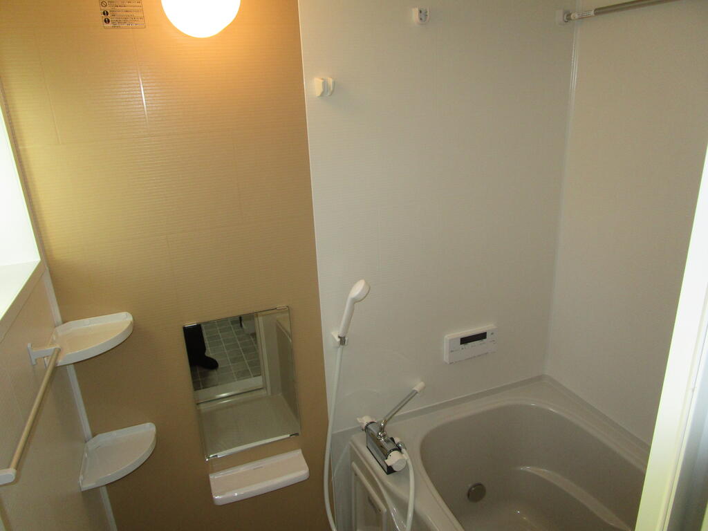 バス・シャワールーム　追い焚き機能、浴室乾燥機付き