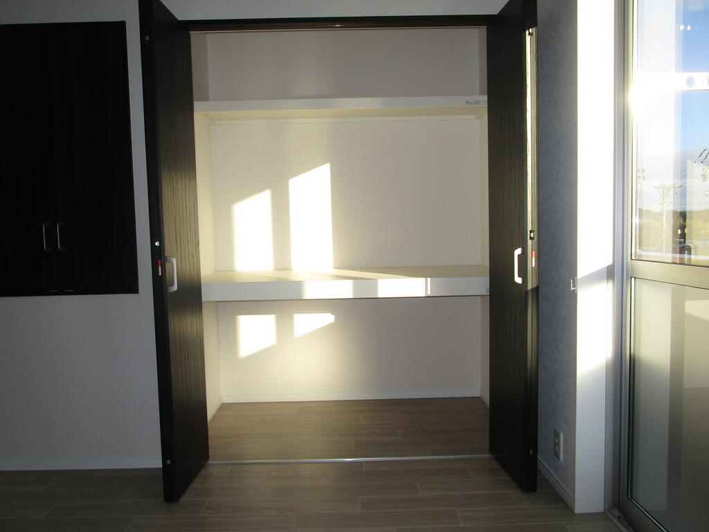 収納　ＬＤＫ、洋室に収納スペースあり（同物件他部屋写真）