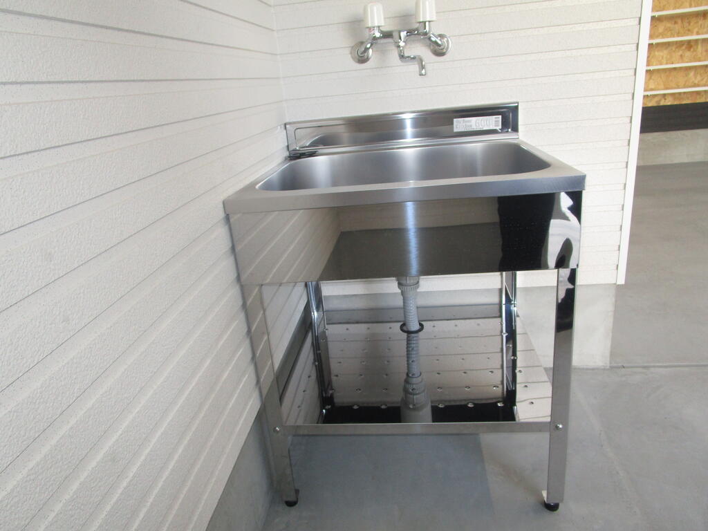 その他設備　ガレージ内にお湯の出るスロップシンクあり