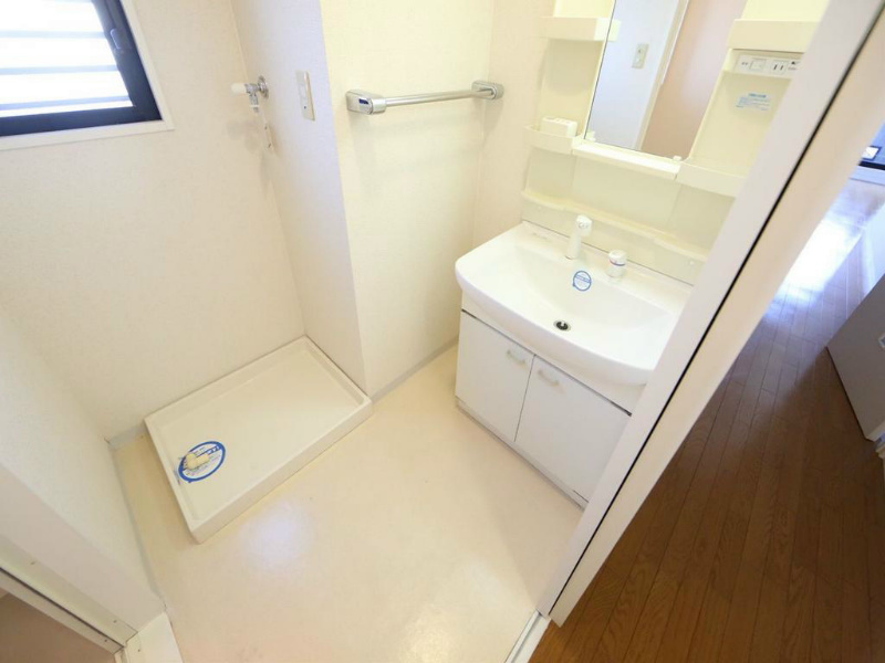 洗面設備　脱衣所　独立洗面台（シャンプードレッサー）窓付（換気良好）