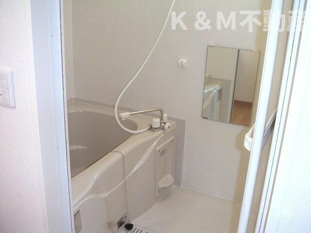 バス・シャワールーム　コンパクトで使いやすいお風呂です