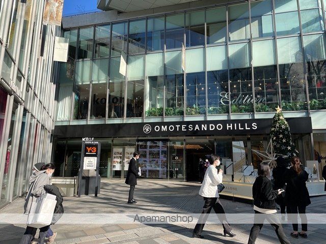 ショッピングセンター　表参道ヒルズ（ショッピングセンター）まで650m