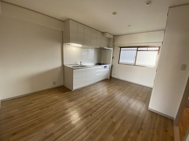 居室・リビング　床色が落ち着いた色合いで綺麗です♪