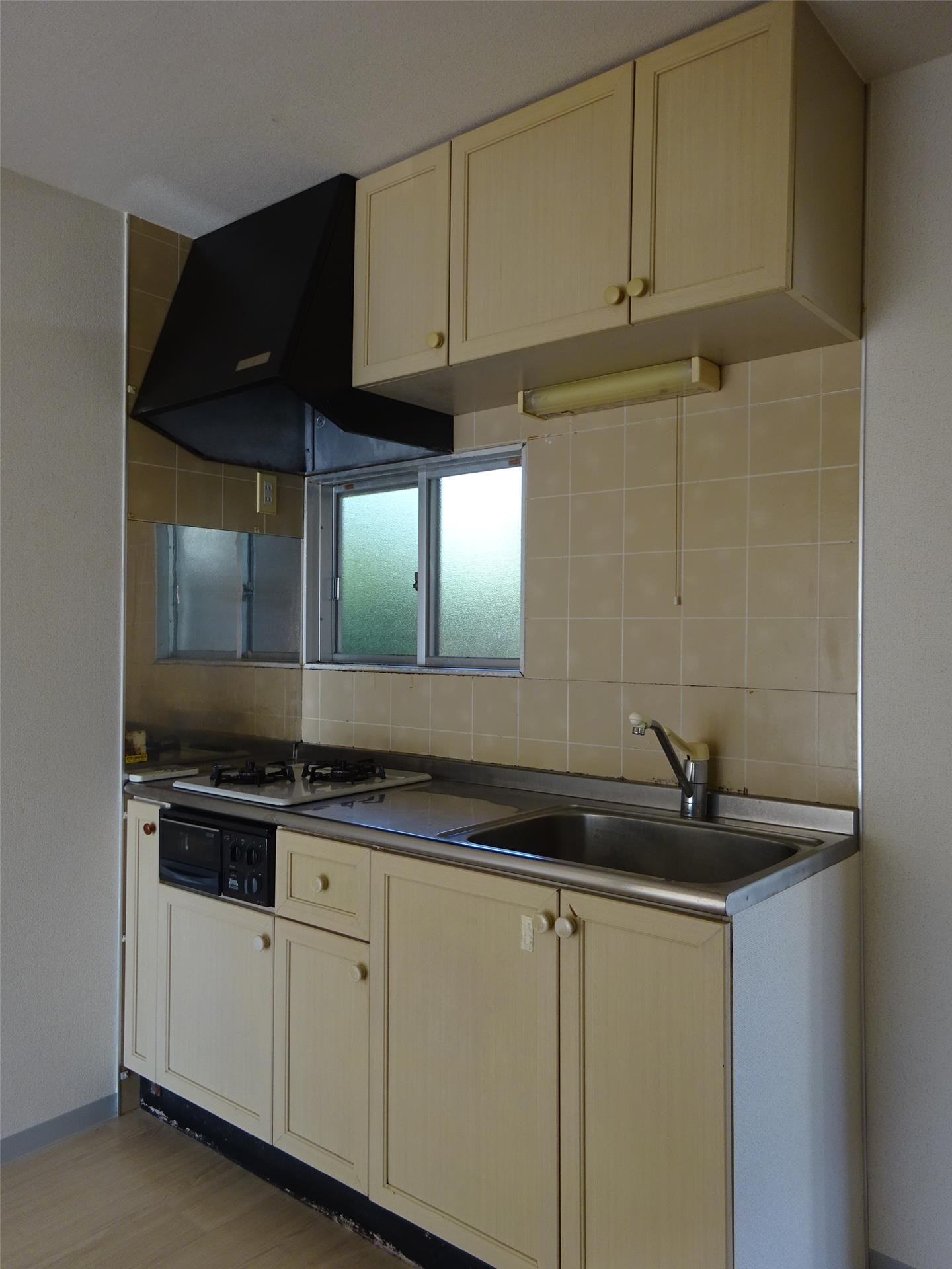 キッチン　窓有り　ビルトインコンロ