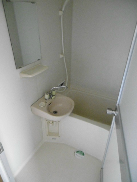 バス・シャワールーム　※写真は　204号室（反転）
