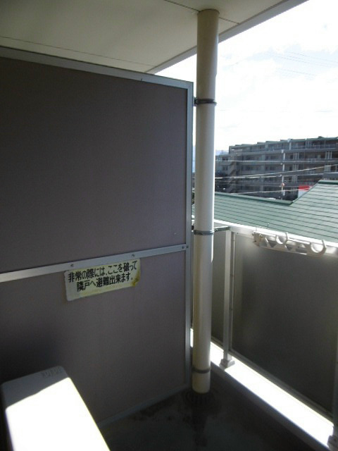 バルコニー　※写真は　204号室（反転）