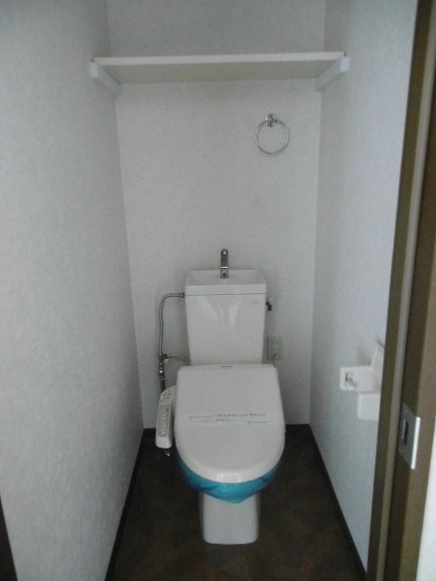 トイレ　※写真は　204号室（反転）