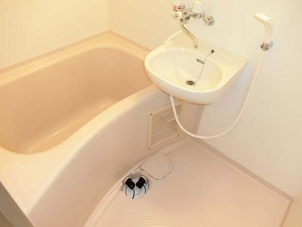 バス・シャワールーム　キレイにリフォームされています！