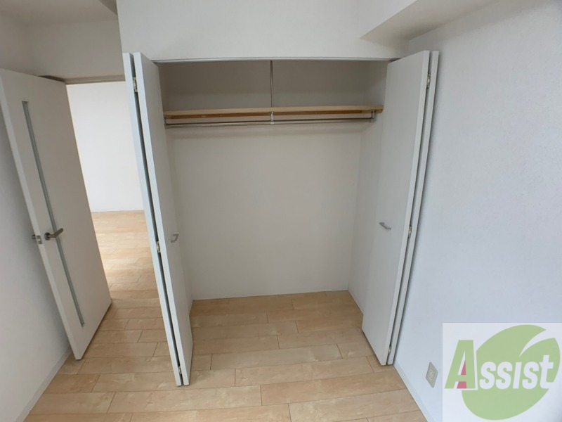 収納　こちらの収納にはハンガーをかけて服もしまえますね。