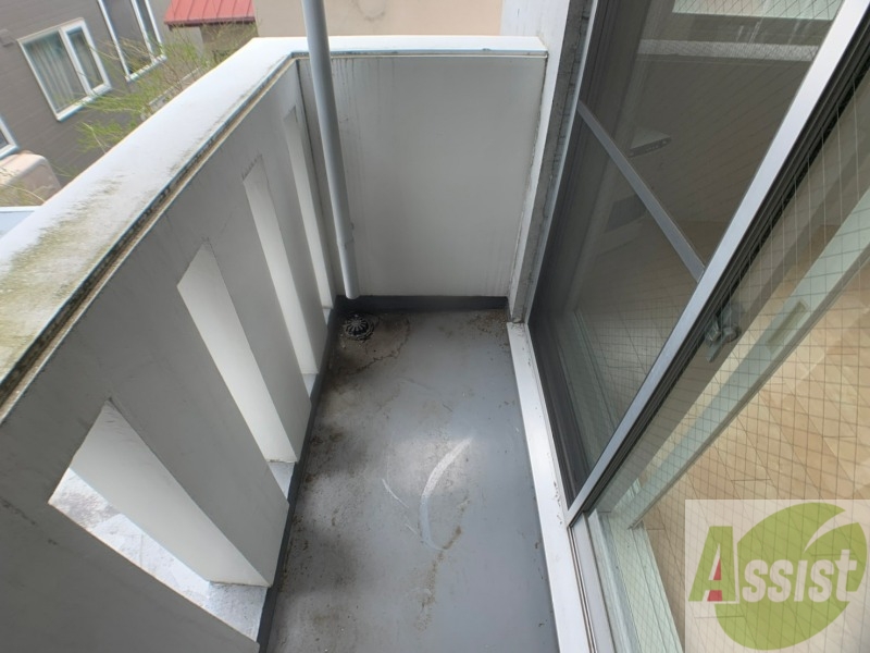 バルコニー　バルコニーは幅があり、広い印象を受けました。