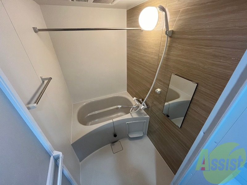 バス・シャワールーム　バスルームは狭すぎず、シャワーも浴びやすそうです。