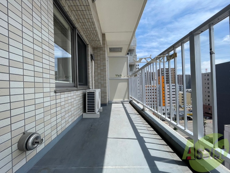 バルコニー　バルコニー。洗濯物がはかどりそうな広さがありますよ。