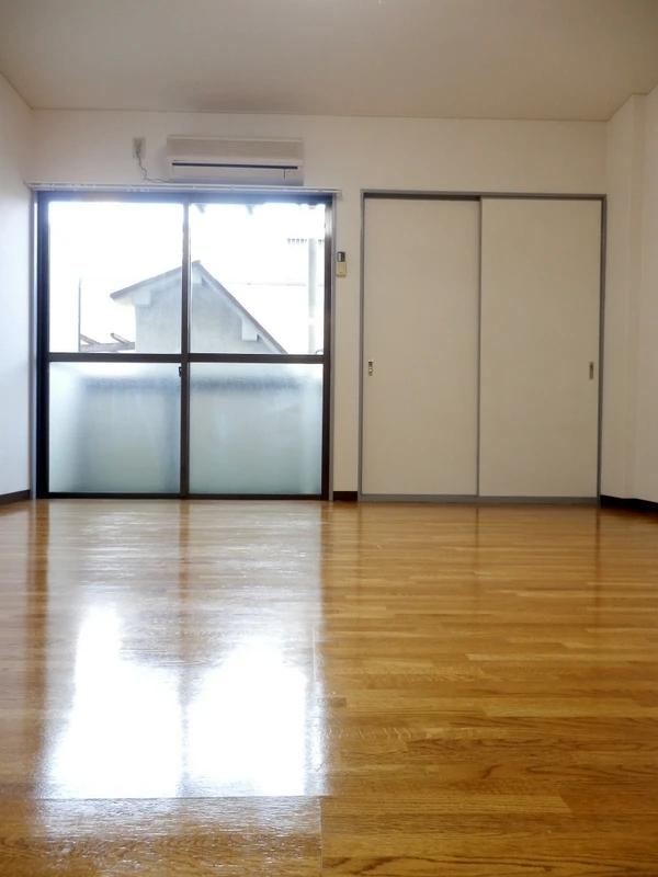 居室・リビング　明るい洋室のお部屋