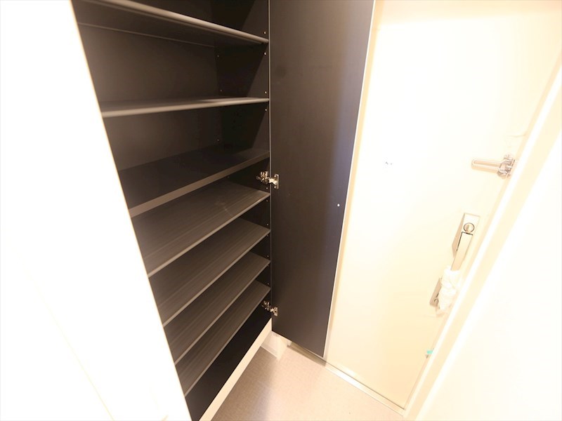 玄関　玄関　シューズボックス付（収納充実してます）