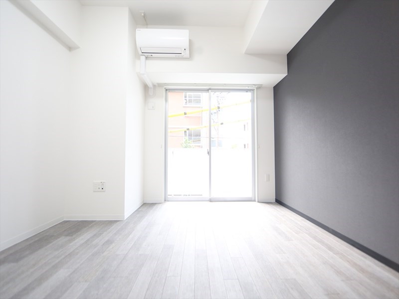 バルコニー　洋室8.8帖　エアコン完備　バルコニー