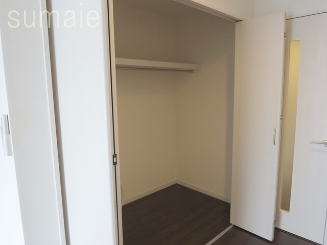 収納　お洋服の掛けられるレール付きのクローゼットです♪