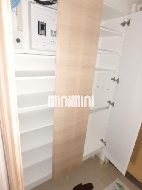 玄関　３０５号室の写真です。