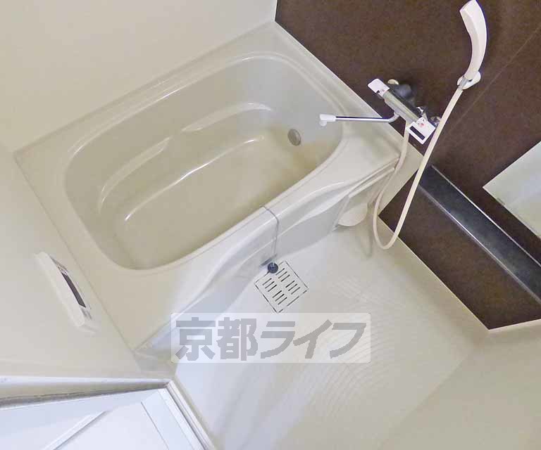 バス・シャワールーム　清潔感のあるお風呂です