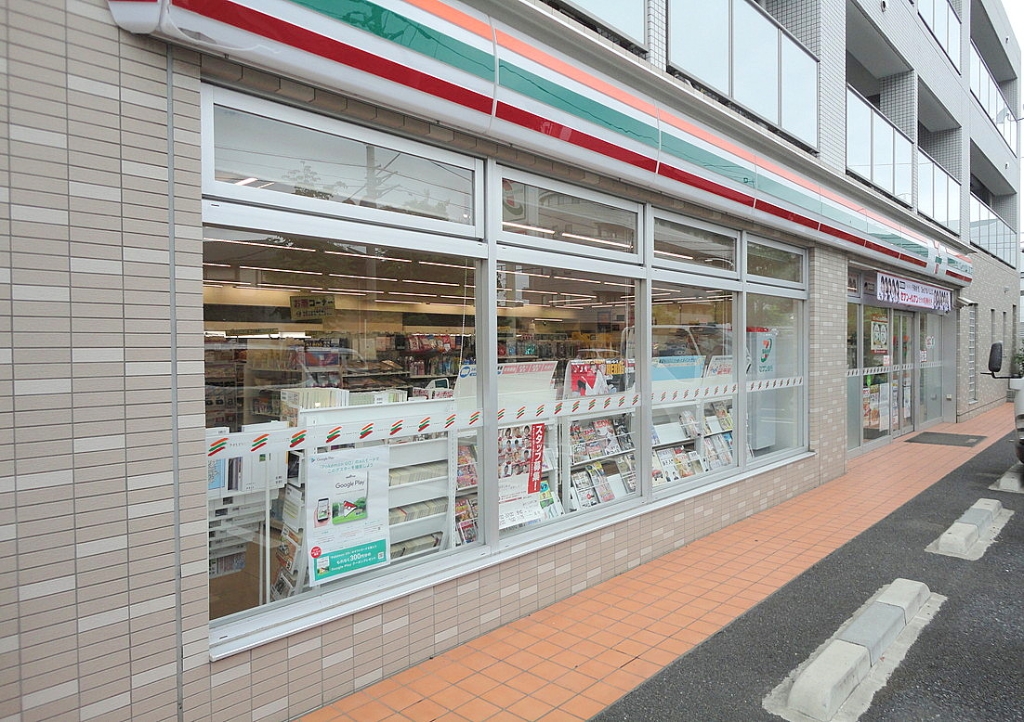 コンビニ　セブンイレブン（コンビニ）まで202m
