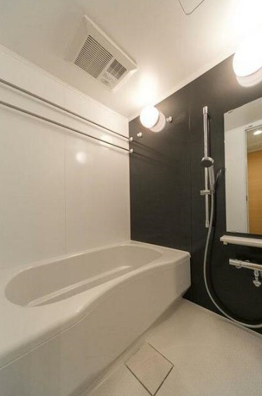 バス・シャワールーム　追い焚き機能、浴室乾燥機付きバス。