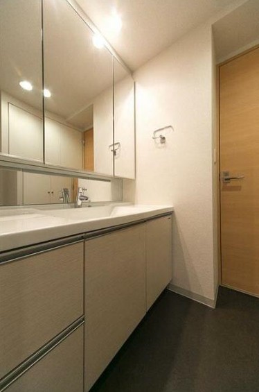 洗面設備　嬉しい独立洗面台。