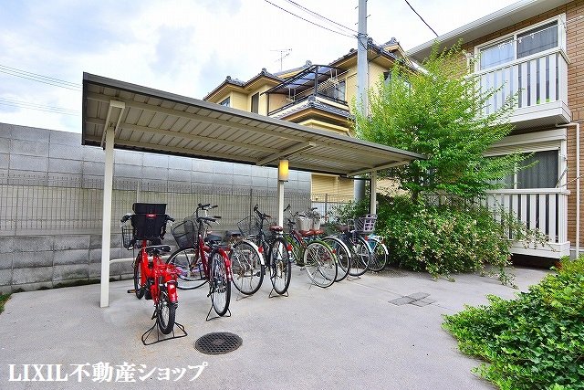 その他共有部分　敷地内に屋根付きの駐輪場があります。