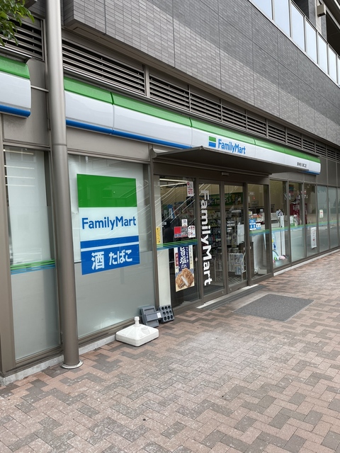 コンビニ　ファミリーマート東神奈川東口店（コンビニ）まで365m
